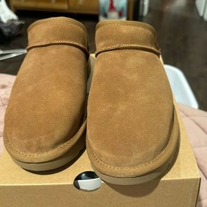 Never been worn Ugg slippers chestnut size 9